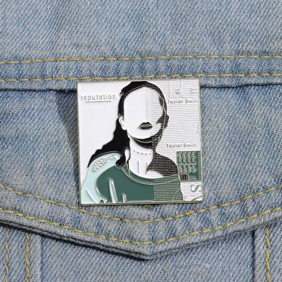 Taylor Swift Reputation Pin - Picture 2 of 2